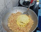 Foto langkah ke 5 dari resep Nasi Goreng Telur.