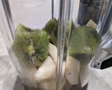 A picture of step 1 of Kiwi, apple and pear smoothie.