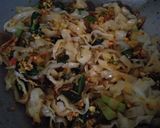 Foto langkah ke 6 dari resep Mi Tiau Medan (Kwetiau Goreng).