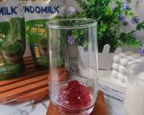 Foto langkah ke 2 dari resep 🍓Strawberry Matcha Latte 🍵.