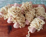 Foto langkah ke 1 dari resep Mie Gulung Sosis.
