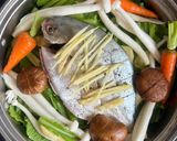 Hình bước làm 2 của món Cá Chim Trắng Biển Hấp Gừng Kèm Rau Củ