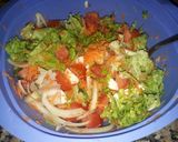 Foto del paso 7 de la receta: Ensalada de lechuga, tomate, zanahoria, cebolla y huevo duro