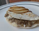 Foto del paso 9 de la receta: Tortilla🍆🧀 rellena🌯 de berenjena tatemada, cebolla🌰, queso🍐 y pera🥙🫓🧀