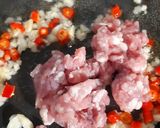 รูปขั้นตอนการทำที่ 2 ของ "ผัดกะเพราแหนมสดหมูสับ" 🐷🌿🌶