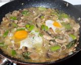 Foto del paso 3 de la receta: Huevos con champiñones y trigueros