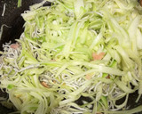 Foto del paso 6 de la receta: Tallarines de Calabacín con gulas y salmón