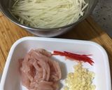 A picture of step 1 of Stir-Fried Chicken Breast with Potatoes.