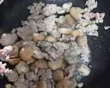 รูปขั้นตอนการทำที่ 3 ของ ผัดเห็ดใส่หมูสับ
