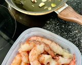 Foto del paso 3 de la receta Ensalada de langostinos al ajillo con patata y huevo duro