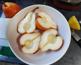 Foto del paso 1 de la receta: Peras rojas rellenas, con miel