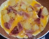 A picture of step 3 of Spanish Potato Omelette with Ham and Cheese.