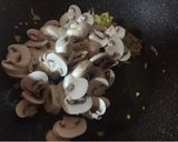 Foto langkah ke 2 dari resep Creamy Mushroom Sauce.
