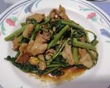 รูปขั้นตอนการทำที่ 4 ของ ผัดผักบุ้งใส่หมู