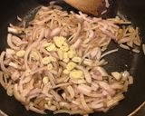 Une image de l'étape 8 de Poêlée de chanterelles à l oignon de roscoff et romarin frais.