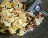 Foto langkah ke 4 dari resep Dadar Telur Cah Taoge Pedas Gurih.