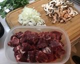 Foto del paso 1 de la receta: Carne a la cerveza y bolita de pan