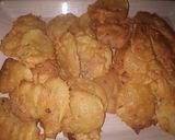 A picture of step 4 of Aloo ke pakordy.
