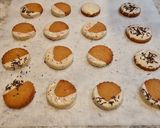 Foto del paso 11 de la receta Galletas de turrón bañadas en chocolate blanco