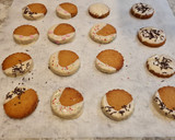 Foto del paso 11 de la receta: Galletas de turrón bañadas en chocolate blanco