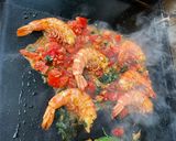 Une image de l'étape 11 de Gambas sauvages géantes marinées aux tomates, ail, citron et coriandre.