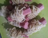 Foto langkah ke 3 dari resep Mie Gulung Sosis.