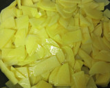 Foto del paso 1 de la receta: Tortilla de patatas, cebolla y chorizo