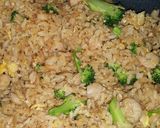 Foto langkah ke 5 dari resep Nasi Goreng Udang dan Brokoli.