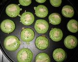 Foto langkah ke 7 dari resep Kue Cubit Antigagal Isi Keju Lumer.