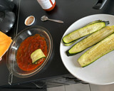 Foto del paso 4 de la receta: Rollitos de calabacín con carne picada y salsa de tomate
