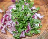 Foto del paso 1 de la receta: Ensalada de huevo rallado con jitomate