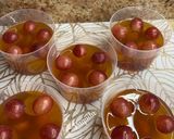 Foto del paso 6 de la receta Vasitos de Gelatina sabor Maracuyá con Uvas 🍇
