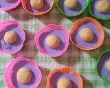 Foto langkah ke 5 dari resep Kue Mawar Tapioka Bunga Telang.