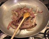 Foto del passaggio 1 della ricetta Spaghetti mantecati con cipolla di Tropea acciughe e prezzemolo