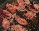Foto del paso 2 de la receta: Chipirones en su tinta con patatas y berberechos