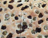 Foto del paso 2 de la receta: Focaccia con tomates secos y aceitunas