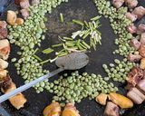 Foto del paso 6 de la receta: Paella con alcachofas, habas y ajos tiernos, carne y albondiguitas