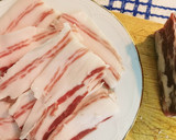 Foto del paso 1 de la receta: Coca de Cebolla caramelizada, Bacon y Papada ibérica