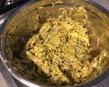 Une image de l'étape 5 de Galettes de courgettes bicolores au parmesan,ail et épices.