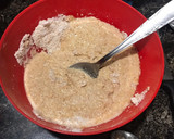 Foto del paso 3 de la receta: Torta de avena y manzana (sin horno)