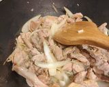 Hình bước làm 3 của món Cần tây xào gà tây 🦃