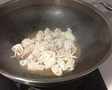 Foto langkah ke 3 dari resep Oseng cumi dan pucuk daun kapri manis.