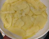 Foto langkah ke 2 dari resep Potato Cheese Omelette.