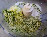 Foto del passaggio 1 della ricetta Polpette di zucchine e ricotta con cuore filante