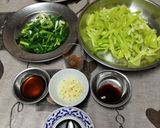 รูปขั้นตอนการทำที่ 1 ของ หมูทอดปรุงรสผัดพริกหยวก