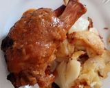 Foto del paso 6 de la receta: Codillo de cerdo al horno en su jugo con patatas a lo pobre