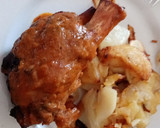Foto del paso 6 de la receta: Codillo de cerdo al horno en su jugo con patatas a lo pobre