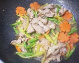 รูปขั้นตอนการทำที่ 2 ของ หมูผัดพริกหนุ่ม