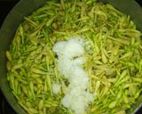 Foto langkah ke 1 dari resep Tumis Bunga Pepaya & Teri Nasi.