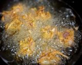 A picture of step 4 of Onion Pakoda.